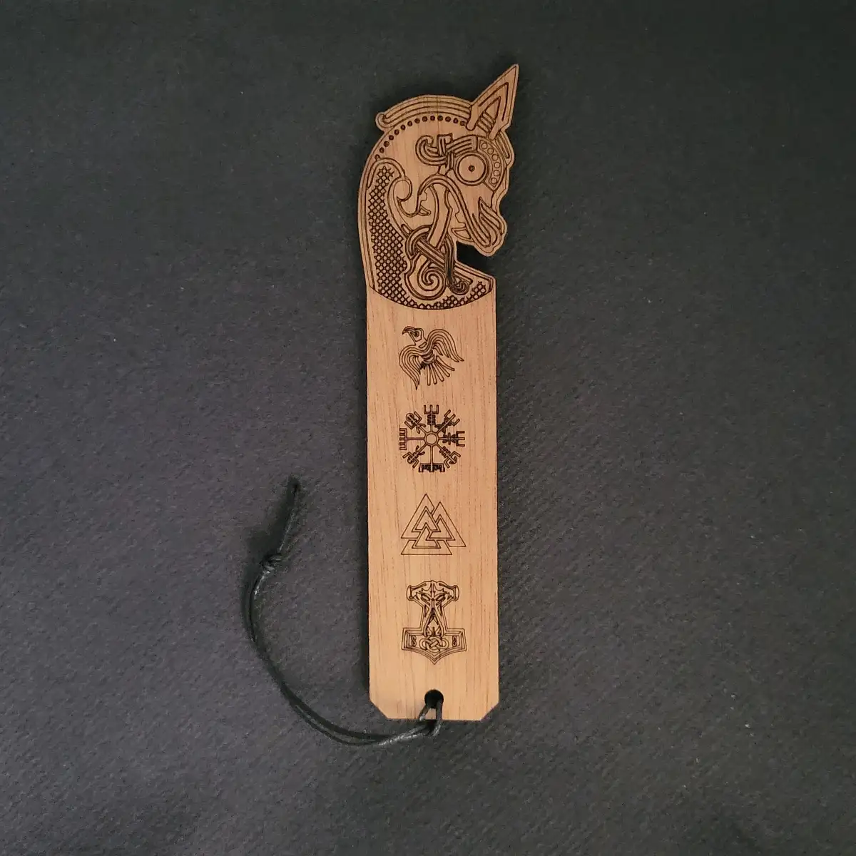 marque-page en bois gravé de symboles vikings