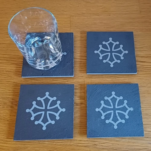 Sous verre en ardoise avec croix occitane gravée