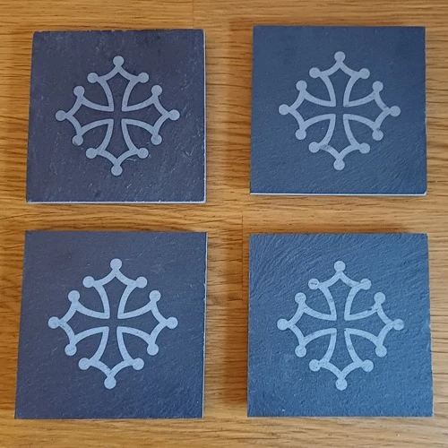 Sous verre en ardoise avec croix occitane gravée