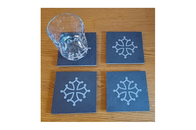 Sous verre en ardoise avec croix occitane gravée