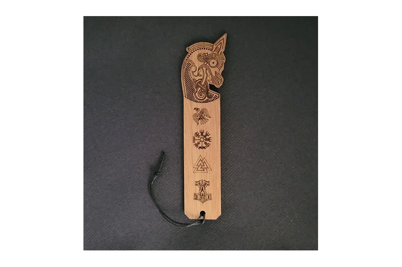 marque-page en bois gravé de symboles vikings